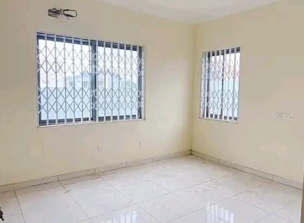 Executive 2-Bedroom Flat - Image 1