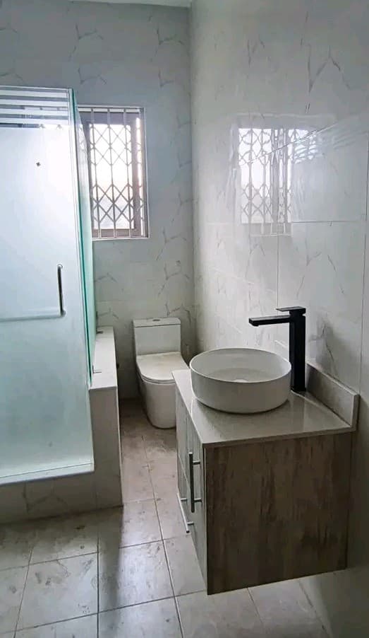 Executive 2-Bedroom Flat - Thumbnail 5