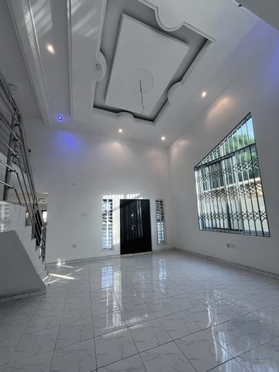 5 Bedroom House  - Thumbnail 2