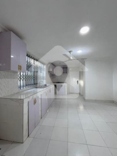 5 Bedroom House  - Thumbnail 3