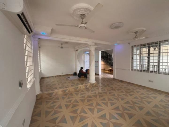 Modern 5 bedroom  - Thumbnail 5