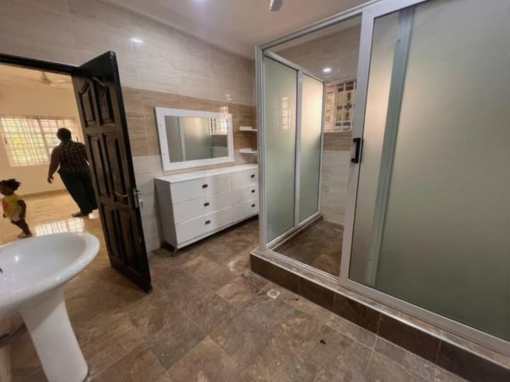 Modern 5 bedroom  - Thumbnail 2