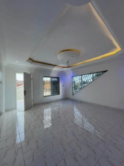 5 Bedroom House  - Thumbnail 4