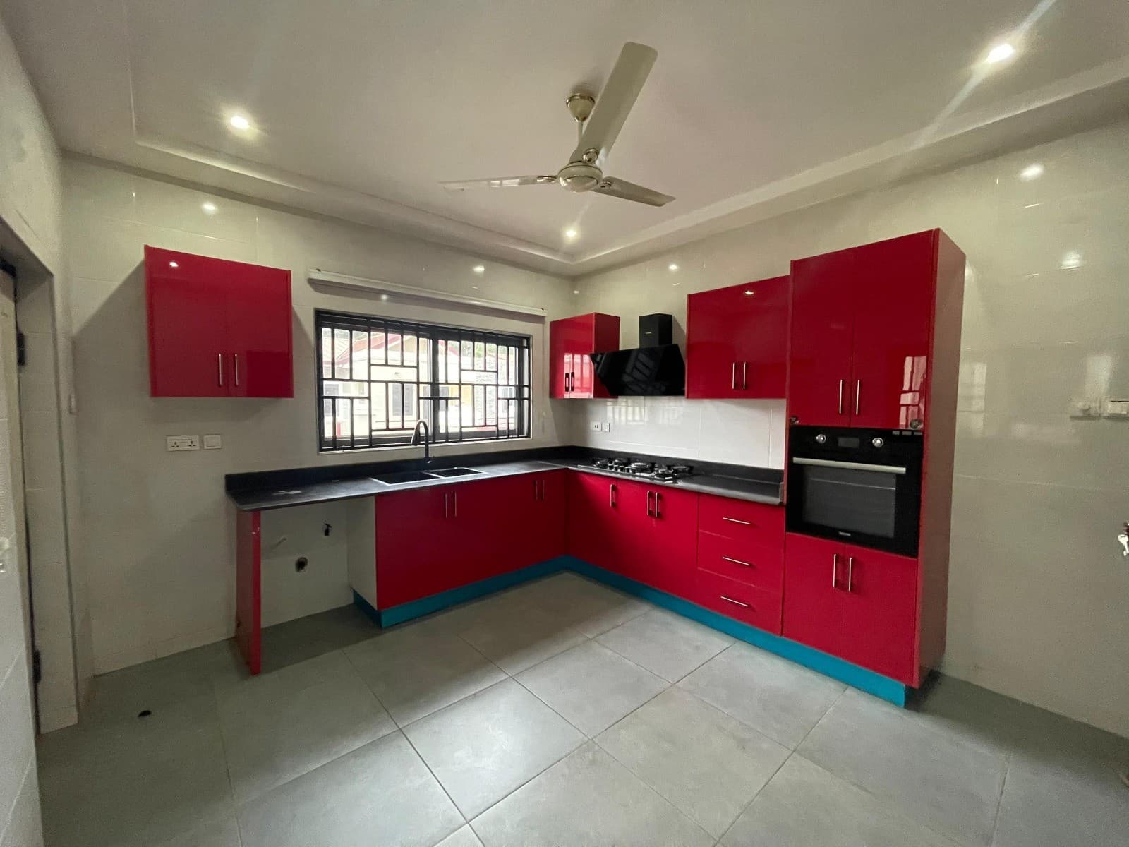 Spacious 3-Bedroom Property With a Well-Fitted Kitchen - Thumbnail 4