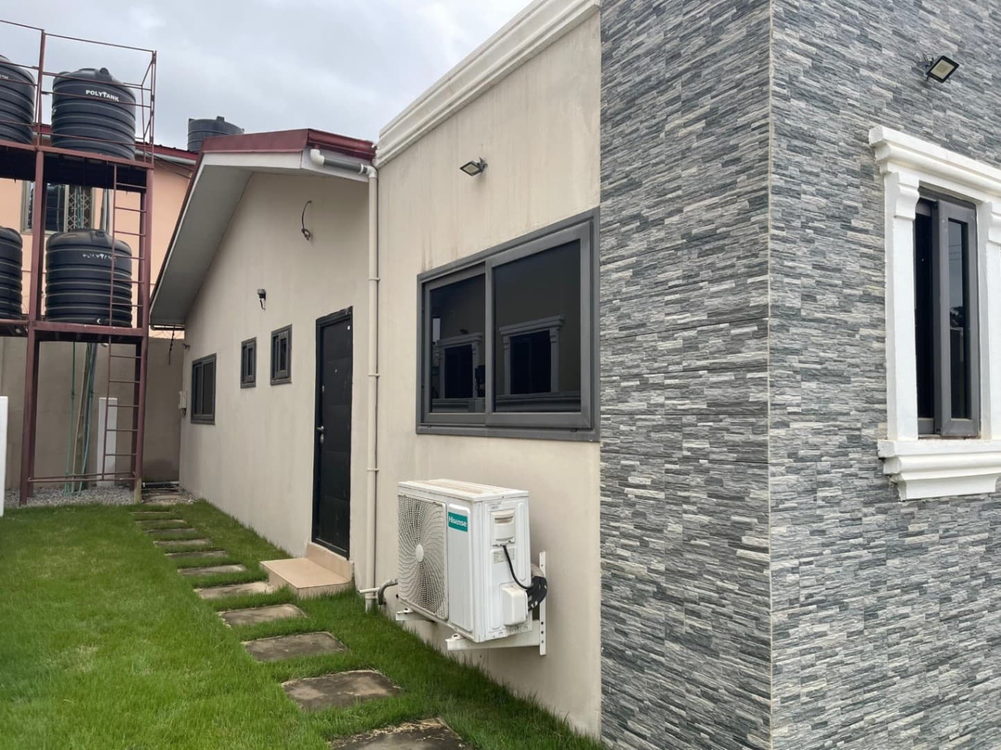 Spacious 3-Bedroom Property With a Well-Fitted Kitchen - Image 1