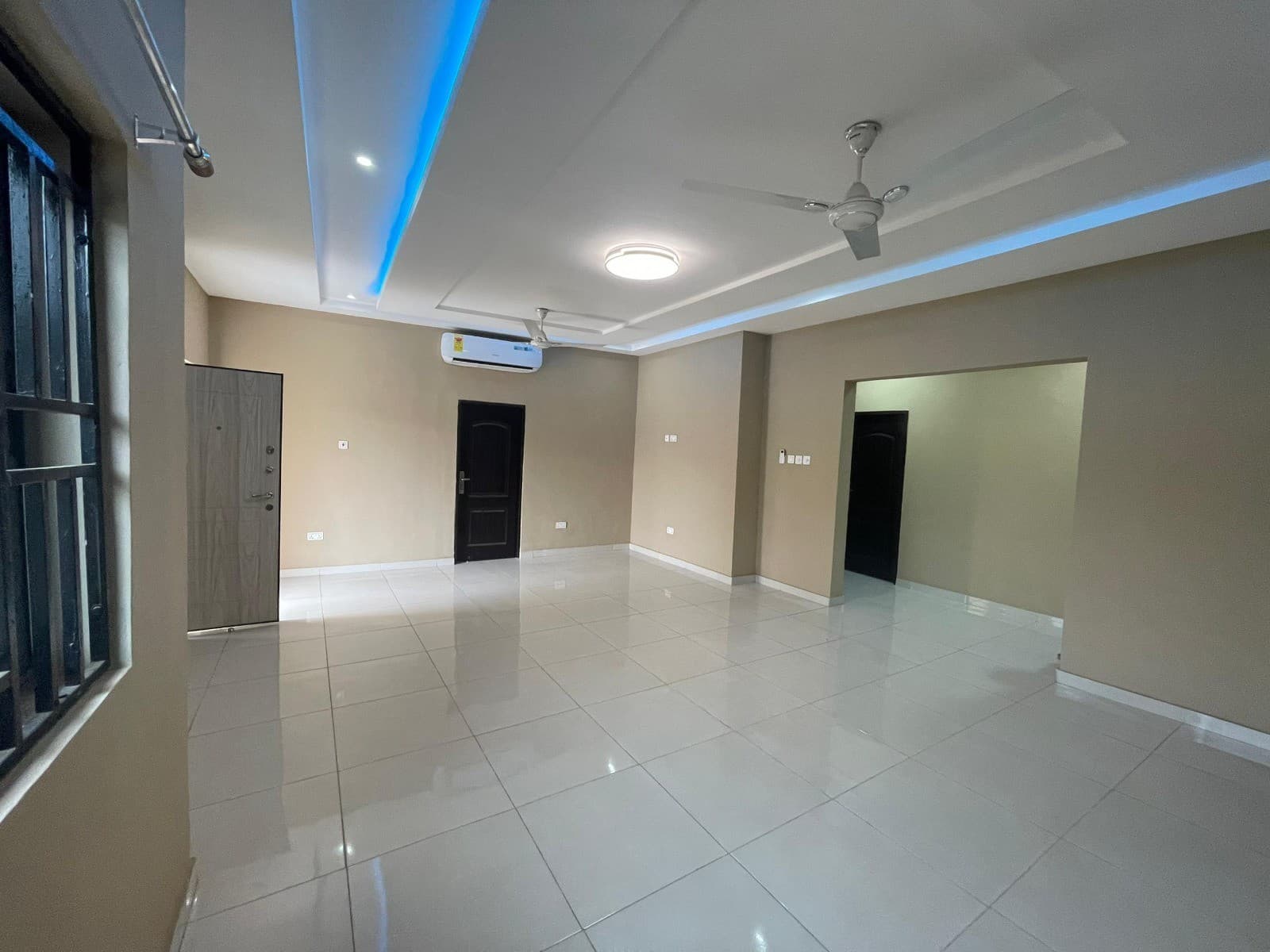 Spacious 3-Bedroom Property With a Well-Fitted Kitchen - Thumbnail 2