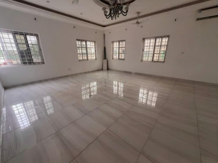 Modern 5 bedroom  - Thumbnail 4